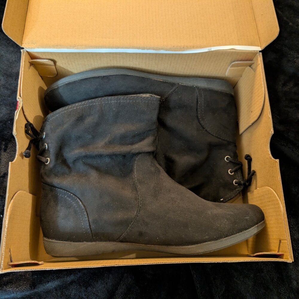 Lot of women's size 8 shoes